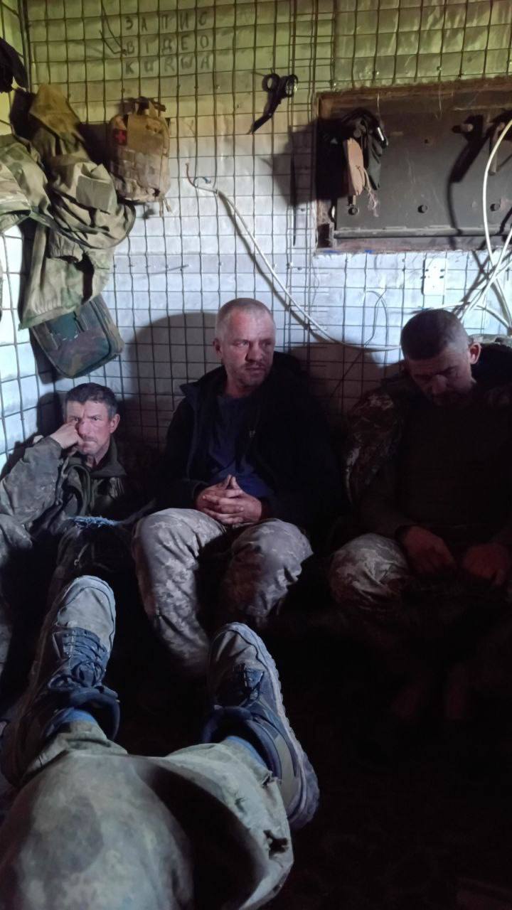 Александр Коц: Мой репортаж. Неделя в одном бункере с врагом Александр Коц: Мой репортаж. Неделя в одном бункере с врагом