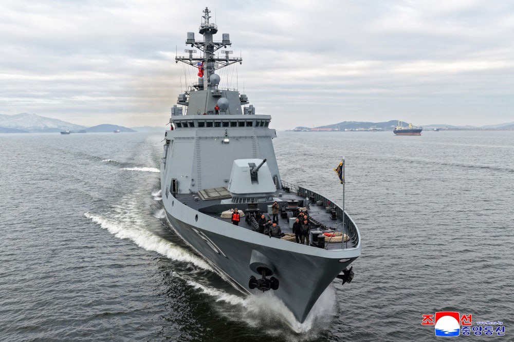 Лидер КНДР Ким Чен Ын посетил эсминец "Чвэ Хён" и Нампхоскую судостроительную верфь, сообщает ЦТАК Лидер КНДР Ким Чен Ын посетил эсминец "Чвэ Хён" и Нампхоскую судостроительную верфь, сообщает ЦТАК