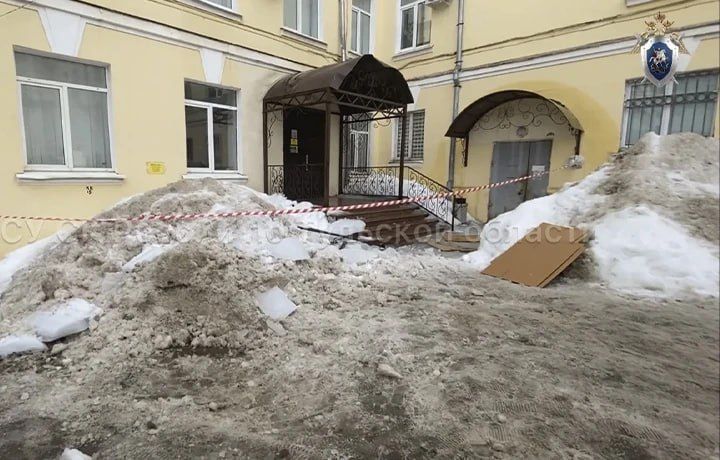 В Туле возбуждено уголовное дело после падения наледи на женщину