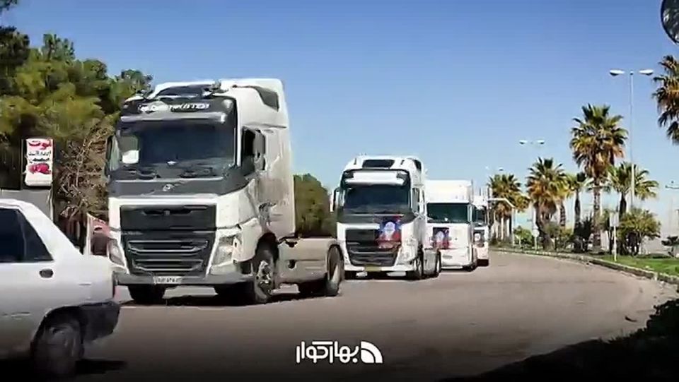 Жители Тегерана после полуденной молитвы собрались на демонстрации с портретами Хаменеи