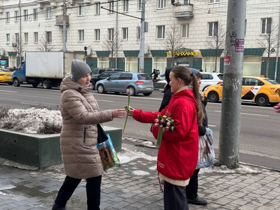 Прямо сейчас: в Туле волонтеры поздравляют женщин с 8 марта