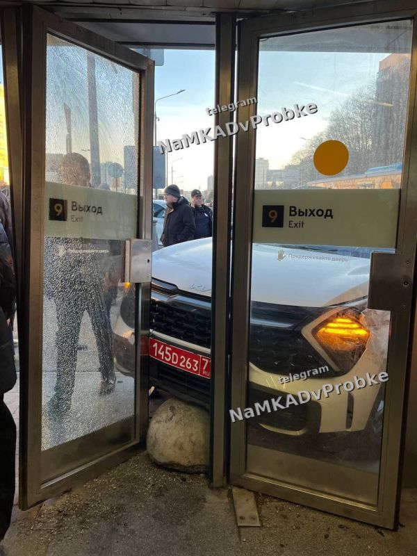 Автомобиль с дипломатическими номерами протаранил вход в метро Пражская в Москве