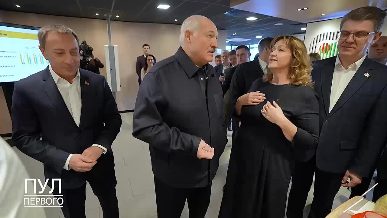 Александр Лукашенко посетил белорусский аналог «Макдональдса» — «Мак.Бай». Там он признался, что за всю свою жизнь был в ресторане всего три раза