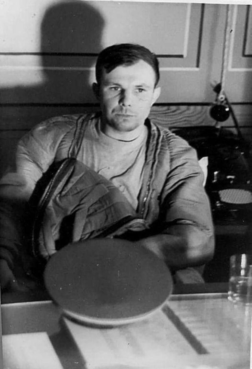 Сегодня родился Гагарин.. Есть такие люди, для которых не нужно объяснять, кто они. Помните надпись на могиле генералиссимуса «Здесь лежит Суворов»? И всё. Все русские знают, почему нужно поклониться. Или простой камень с... Сегодня родился Гагарин.. Есть такие люди, для которых не нужно объяснять, кто они. Помните надпись на могиле генералиссимуса «Здесь лежит Суворов»? И всё. Все русские знают, почему нужно поклониться. Или простой камень с...