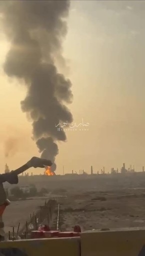 Пожар возник на нефтеперерабатывающем заводе в Бахрейне после иранских атак, сообщает Sabereen