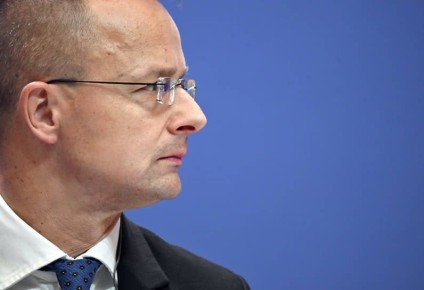 Венгрия предлагает ЕС отменить запрет на нефть и газ из РФ, чтобы не допустить дефицита энергоносителей и резкого роста цен из-за войны на Ближнем Востоке, заявил Сийярто