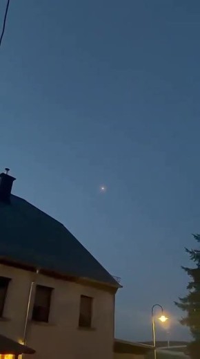 Осколки метеорита, пролетевшего над Германией, повредили несколько домов в регионах Хунсрюк и Эйфель, а один из фрагментов пробил крышу жилого здания в районе Гюльс города Кобленц