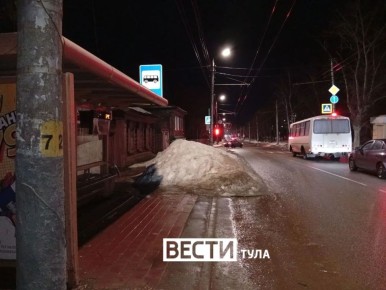 Остановка Заварная. Здесь вообще-то троллейбусы ходят