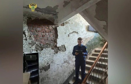 Жители дома на Фрунзе, 1 в Туле пожаловались на аварийное состояние подъездов