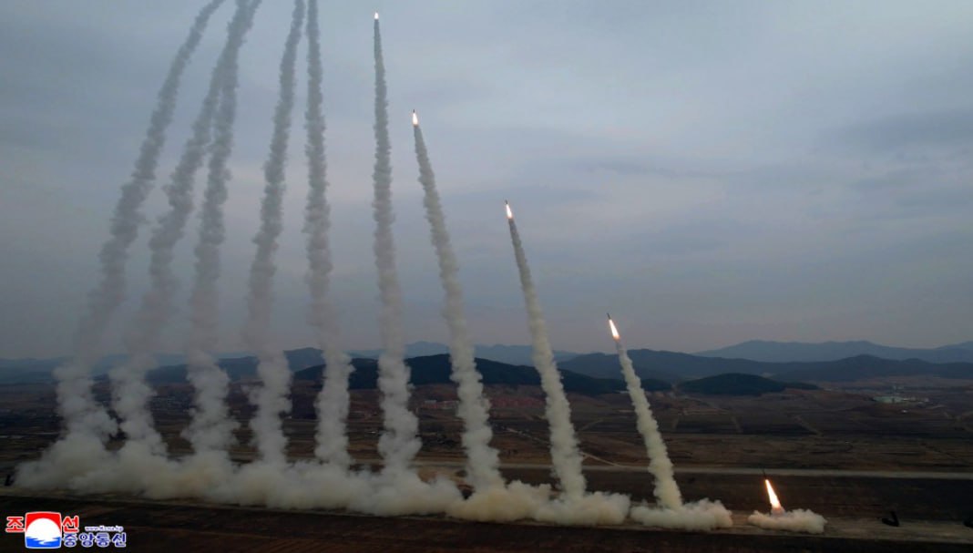 В КНДР под руководством Ким Чен Ына состоялись учения, в ходе которых были задействованы комплексы высокоточных 600-миллиметровых реактивных систем залпового огня В КНДР под руководством Ким Чен Ына состоялись учения, в ходе которых были задействованы комплексы высокоточных 600-миллиметровых реактивных систем залпового огня