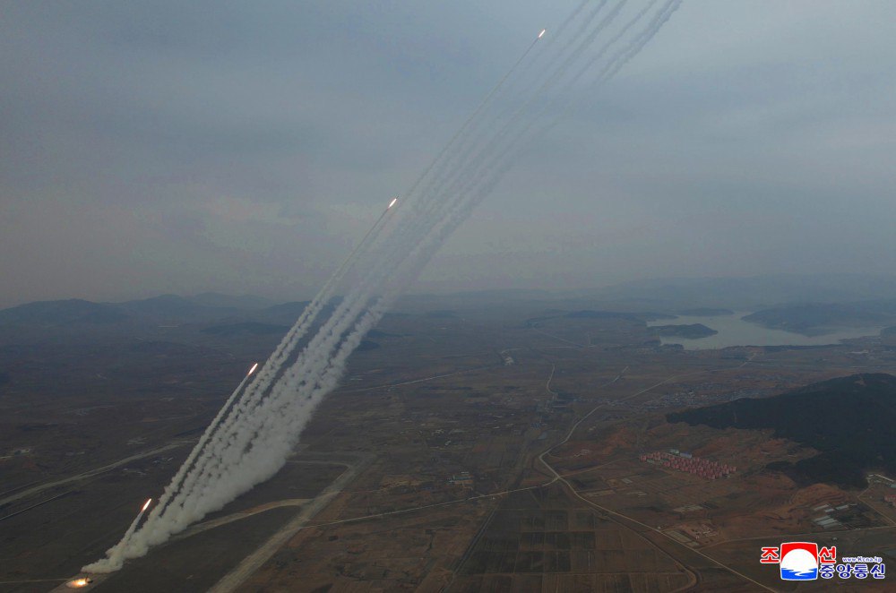 КНДР провела учения дальнобойной артиллерии под наблюдением Ким Чен Ына КНДР провела учения дальнобойной артиллерии под наблюдением Ким Чен Ына