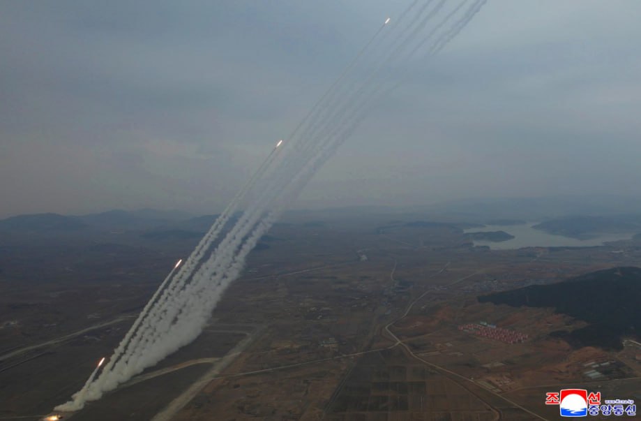 В КНДР под руководством Ким Чен Ына состоялись учения, в ходе которых были задействованы комплексы высокоточных 600-миллиметровых реактивных систем залпового огня В КНДР под руководством Ким Чен Ына состоялись учения, в ходе которых были задействованы комплексы высокоточных 600-миллиметровых реактивных систем залпового огня