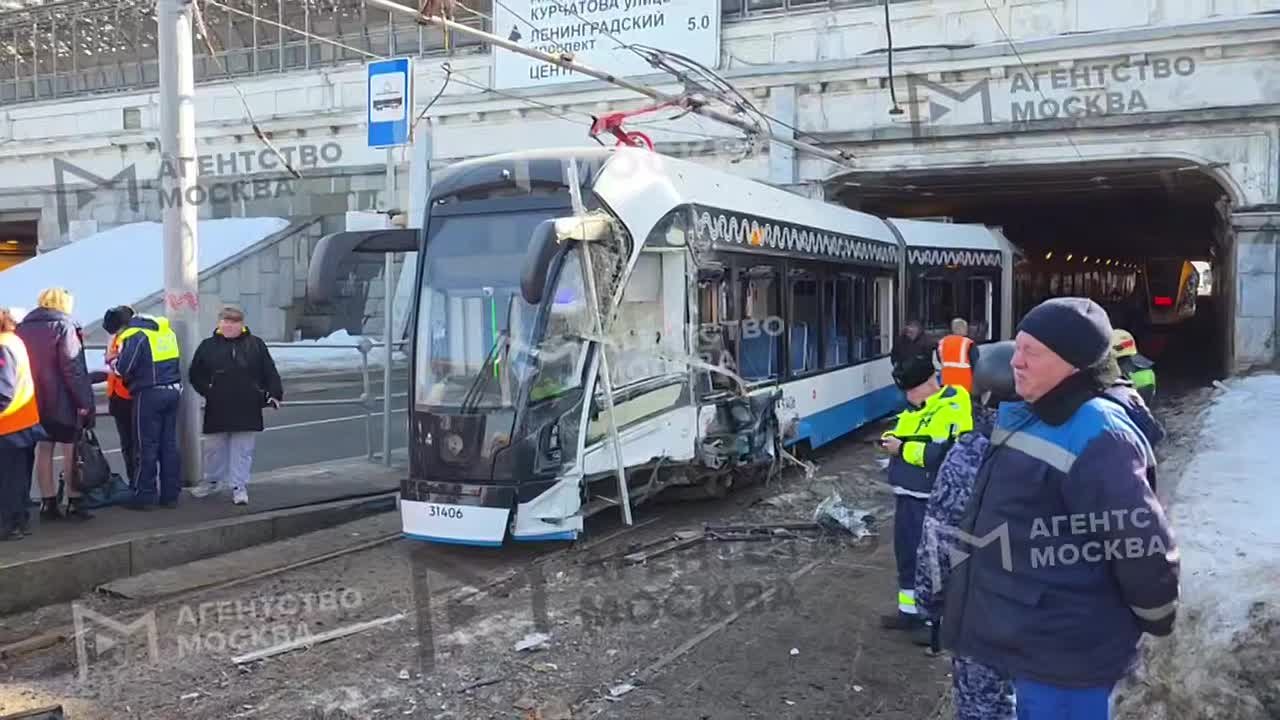 Сбой в работе системы управления вагоном стал причиной аварии с трамваями на северо-западе Москвы, сообщили в столичном Дептрансе