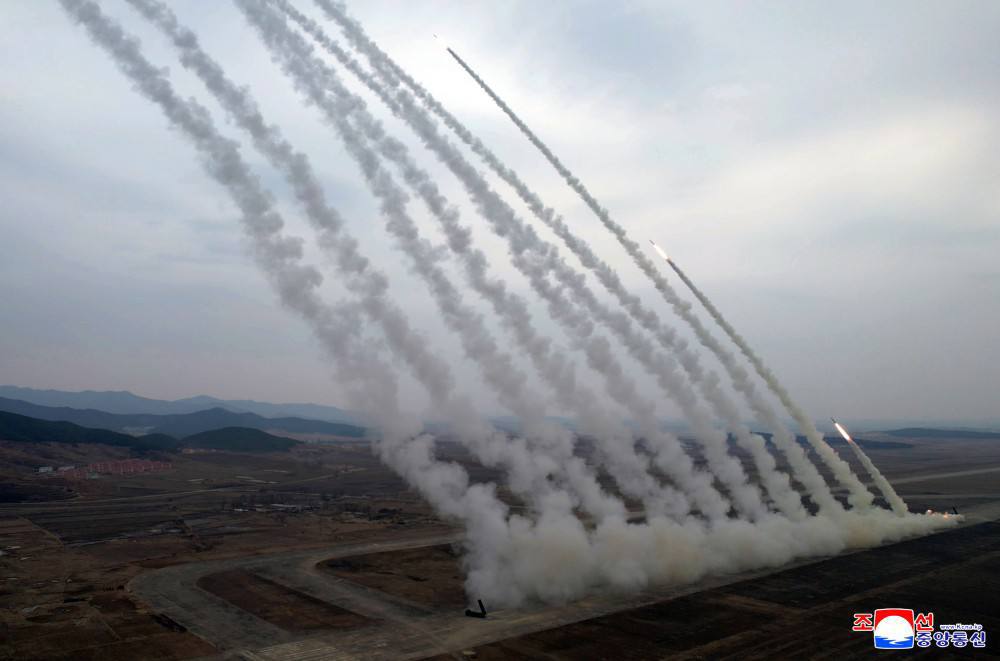 Ким Чен Ын с дочерью наблюдали за учениями подразделений дальнобойной артиллерии: Ким Чен Ын с дочерью наблюдали за учениями подразделений дальнобойной артиллерии: