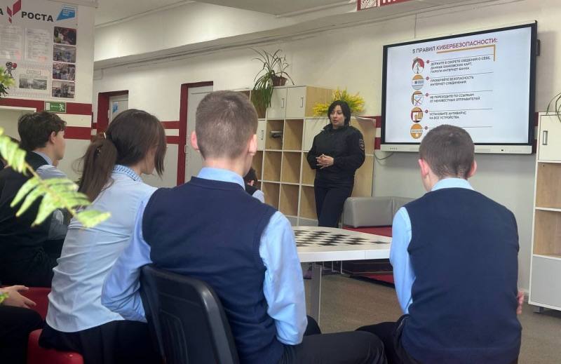 В Тёпло-Огарёвском районе сотрудник полиции провела для школьников «Уроки безопасности в сети Интернет» В Тёпло-Огарёвском районе сотрудник полиции провела для школьников «Уроки безопасности в сети Интернет»