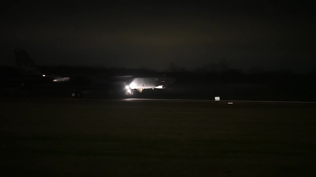 Центральное командование ВС США опубликовало кадры взлёта бомбардировщика B-52 Stratofortress для нанесения ударов по Ирану