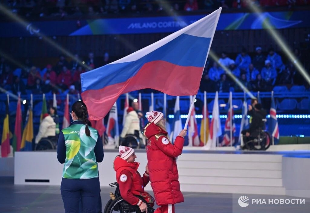 Российские паралимпийцы вышли на церемонию закрытия Игр с флагом страны