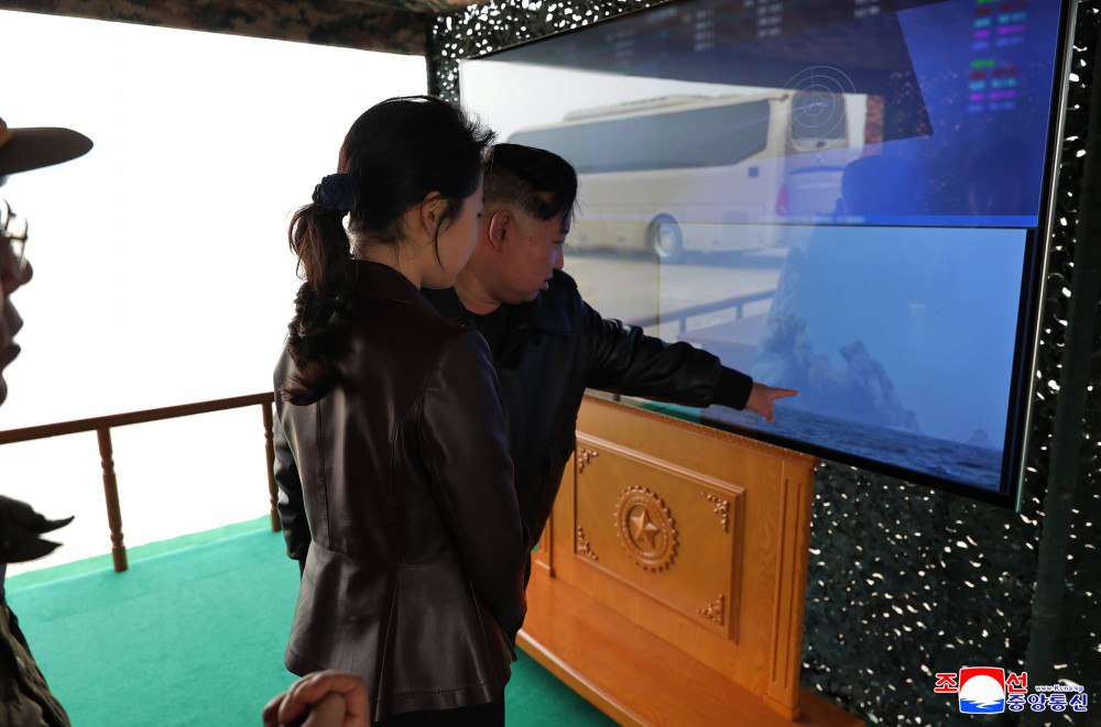 КНДР провела учения дальнобойной артиллерии под наблюдением Ким Чен Ына КНДР провела учения дальнобойной артиллерии под наблюдением Ким Чен Ына