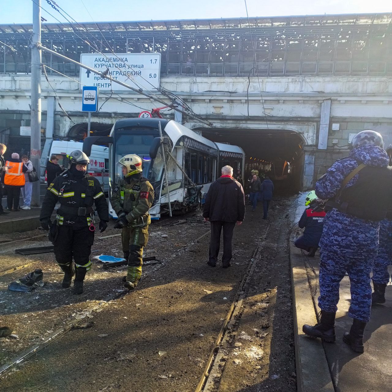 Число пострадавших в ДТП с трамваями в Москве увеличилось до 22, пятеро из них дети, заявили в ГАИ