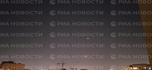 Воздушная тревога звучит в Тель-Авиве, слышны взрывы, передает корреспондент РИА Новости