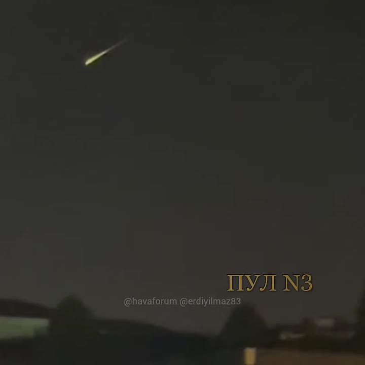 В небе над Турцией заметили необычный зелёный луч - жители сначала приняли его за ракету, однако позже выяснилось, что это всего лишь воздушный змей с подсветкой на хвосте: