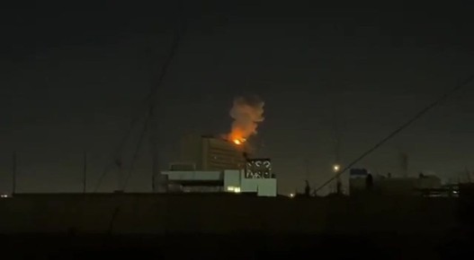 Видео удара БПЛА по верхним этажам отеля в "зеленой зоне" Багдада, где находятся военные объекты, посольство США и дипломатические миссии, публикует Quds