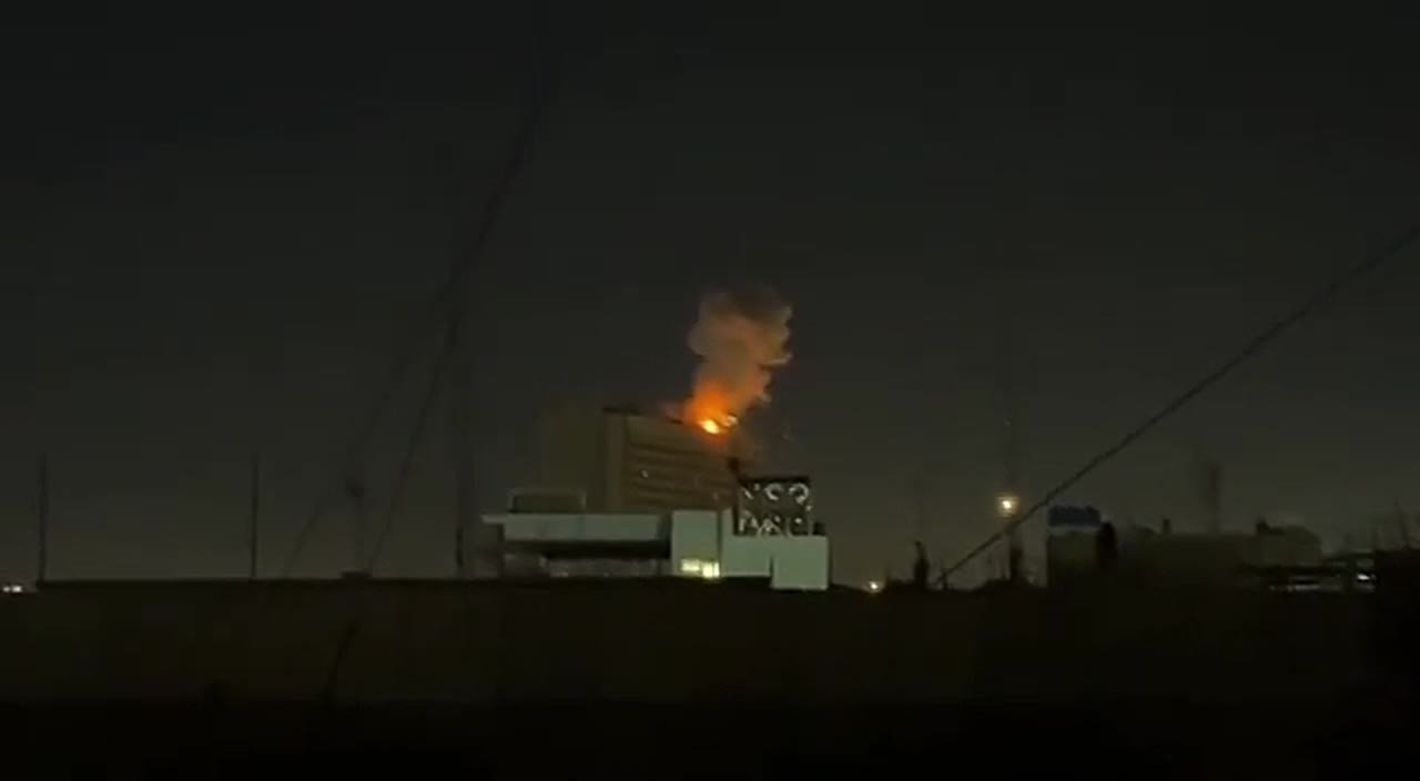 Видео удара БПЛА по верхним этажам отеля в "зеленой зоне" Багдада, где находятся военные объекты, посольство США и дипломатические миссии, публикует Quds