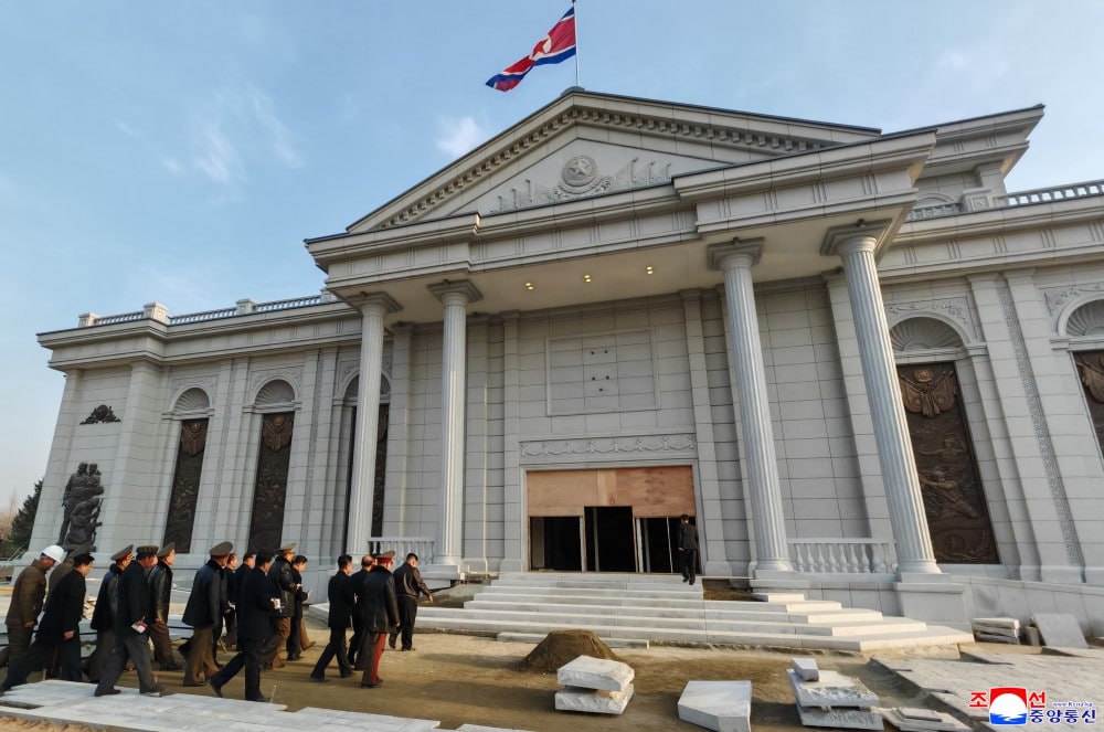 Ким Чен Ын посетил стройку музея в память об участниках освобождения Курской области — работы завершены уже на 93%, передает ЦТАК Ким Чен Ын посетил стройку музея в память об участниках освобождения Курской области — работы завершены уже на 93%, передает ЦТАК